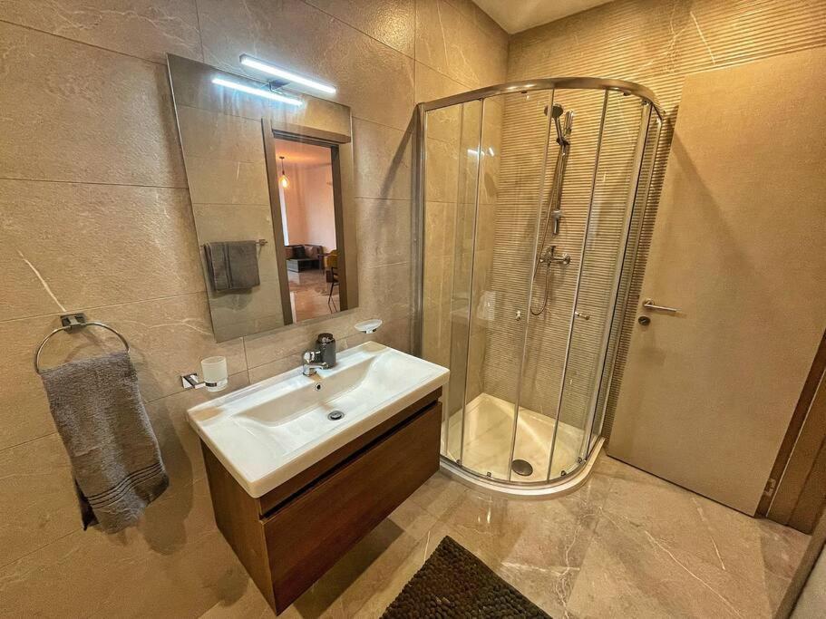 Modern 1 Bedroom Apartment 400M Away From The Sea セント・ポールズ・ベイ エクステリア 写真